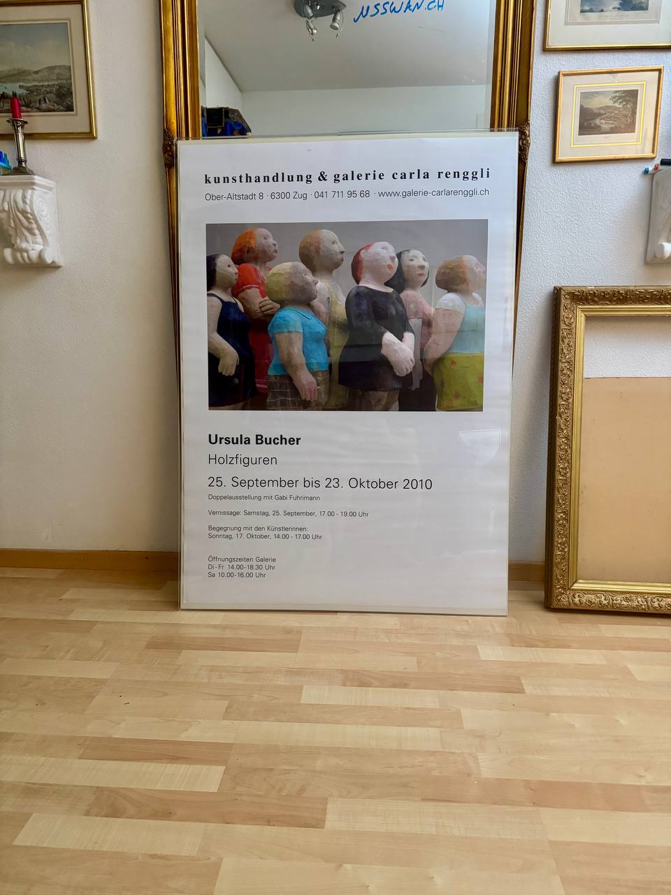 Ausstellungsplakat Ursula Bucher – Holzfiguren, Galerie Carla Renggli Zug 2010 (gerahmt) — Kontext