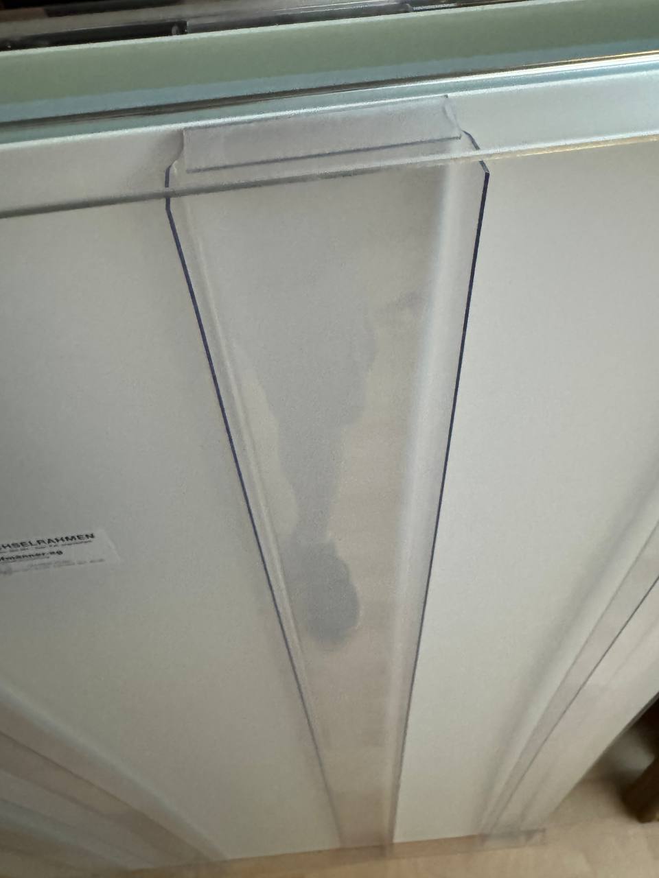 Ausstellungsplakat Ursula Bucher – Holzfiguren, Galerie Carla Renggli Zug 2010 (gerahmt) — Rahmen