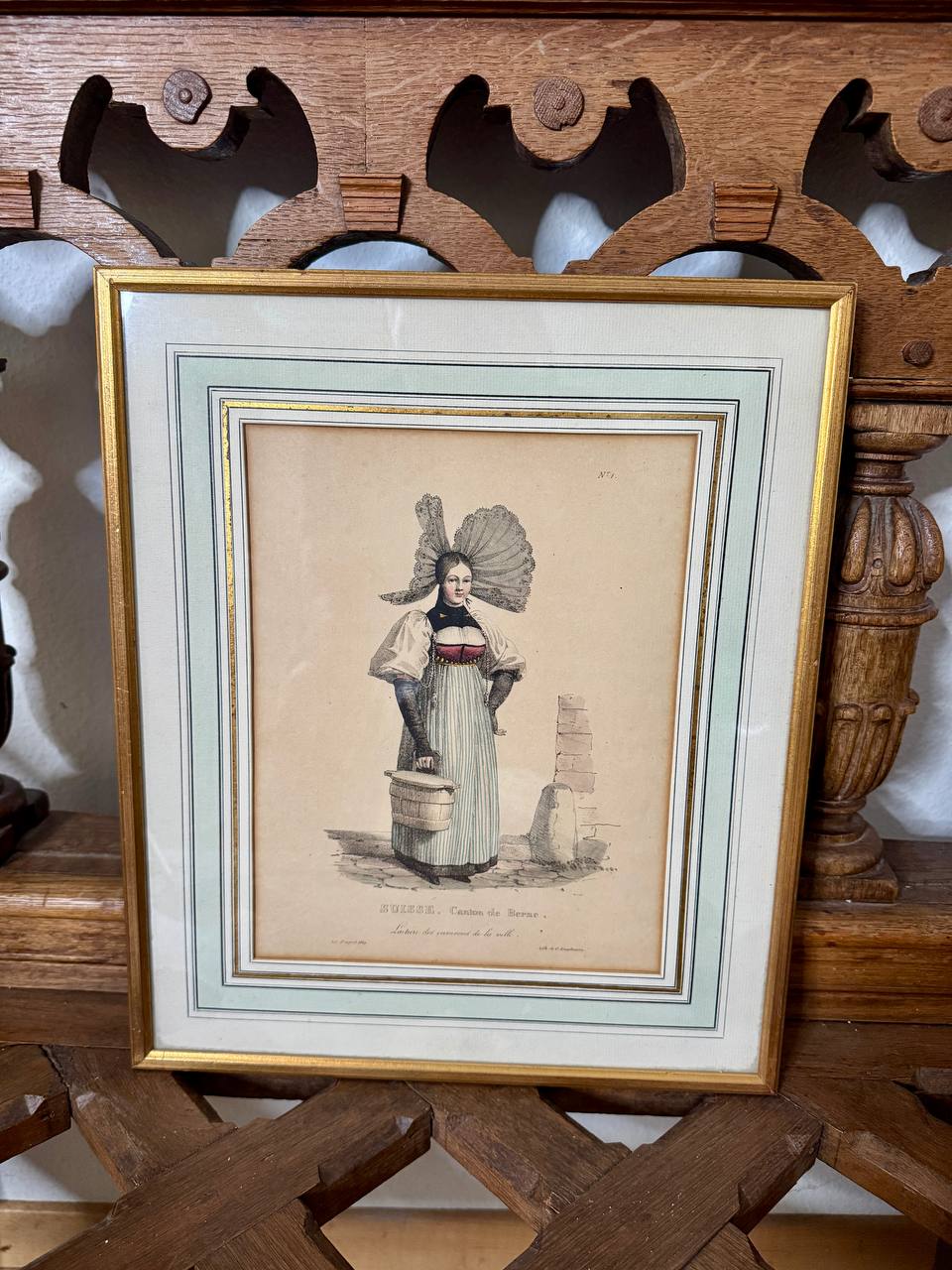 Bernese Milkmaid in Traditional Costume – Hand-Coloured Lithograph by Edouard Pingret, 1824 — Vorderseite