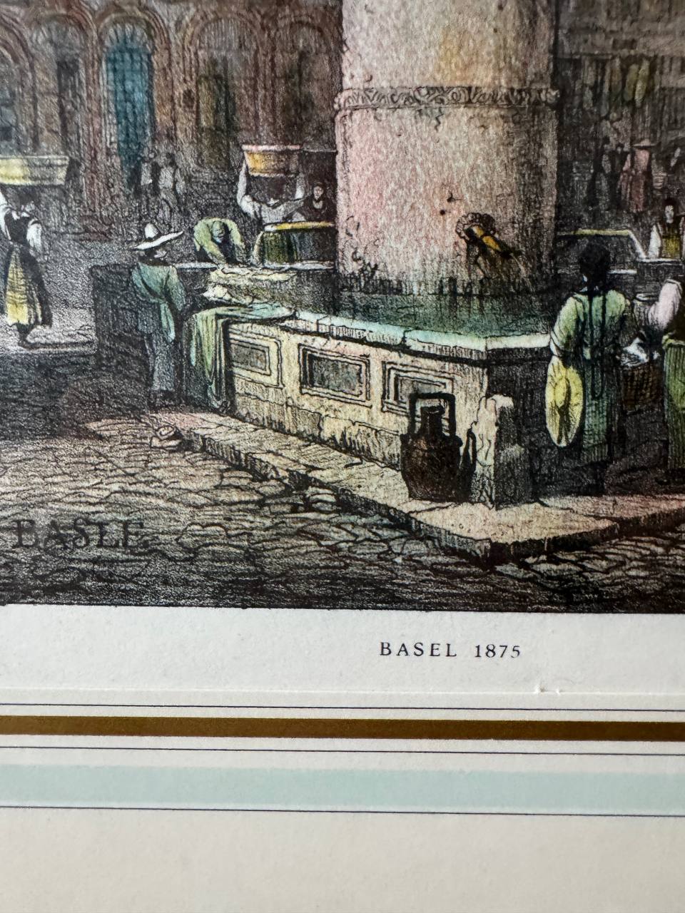 Basel 1875 – Der Fischmarktbrunnen mit gotischem Brunnenstock und Marktszene — Inschrift