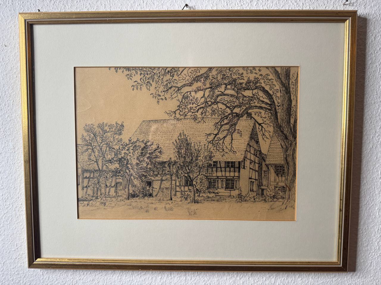 Bündner Bauernhaus mit Fachwerk unter altem Baum – Federzeichnung / Lithographie — Vorderseite