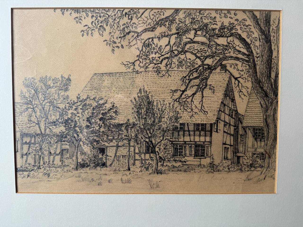 Bündner Bauernhaus mit Fachwerk unter altem Baum – Federzeichnung / Lithographie — Vorderseite