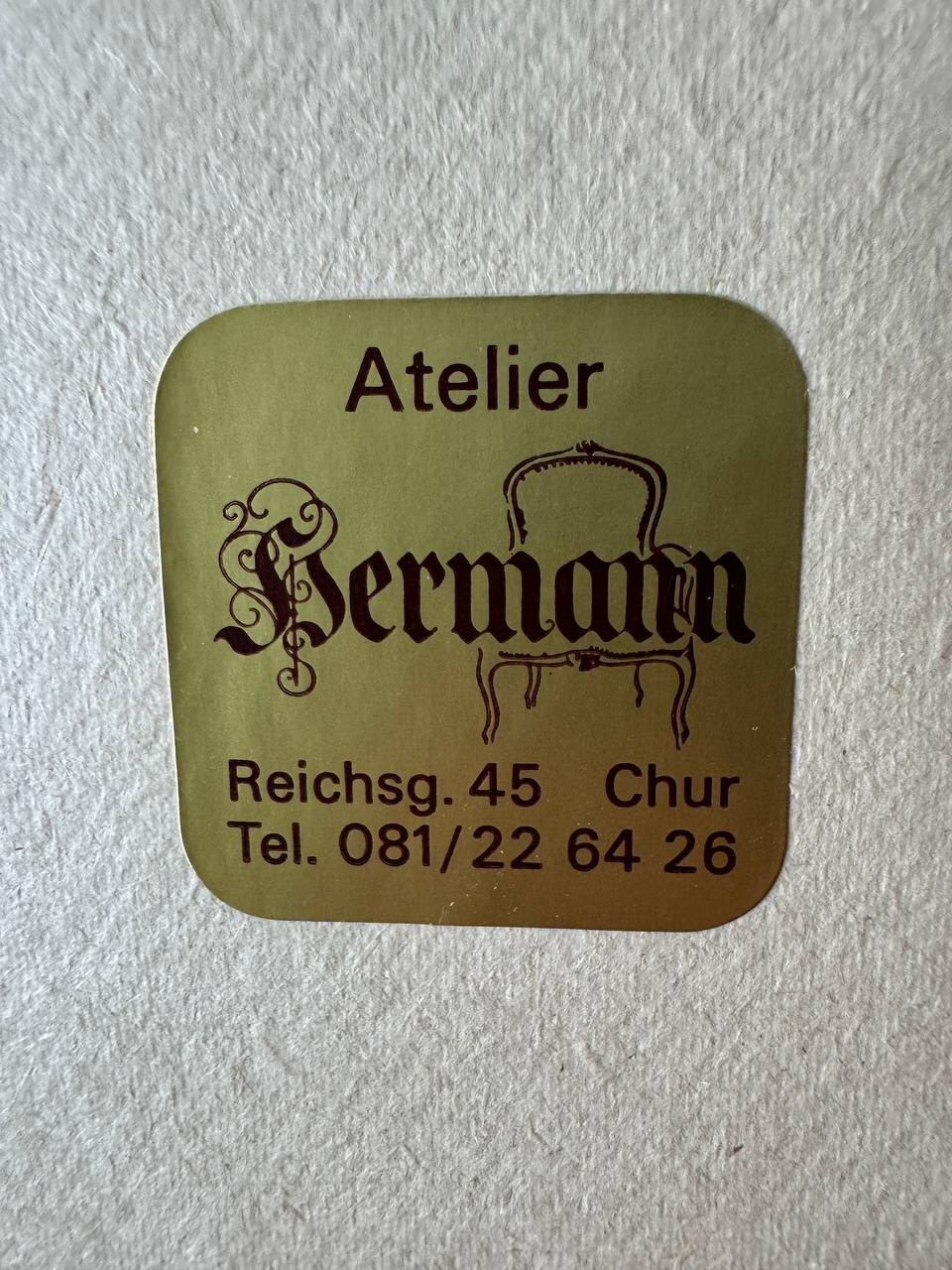 Bündner Bauernhaus mit Fachwerk unter altem Baum – Federzeichnung / Lithographie — sticker