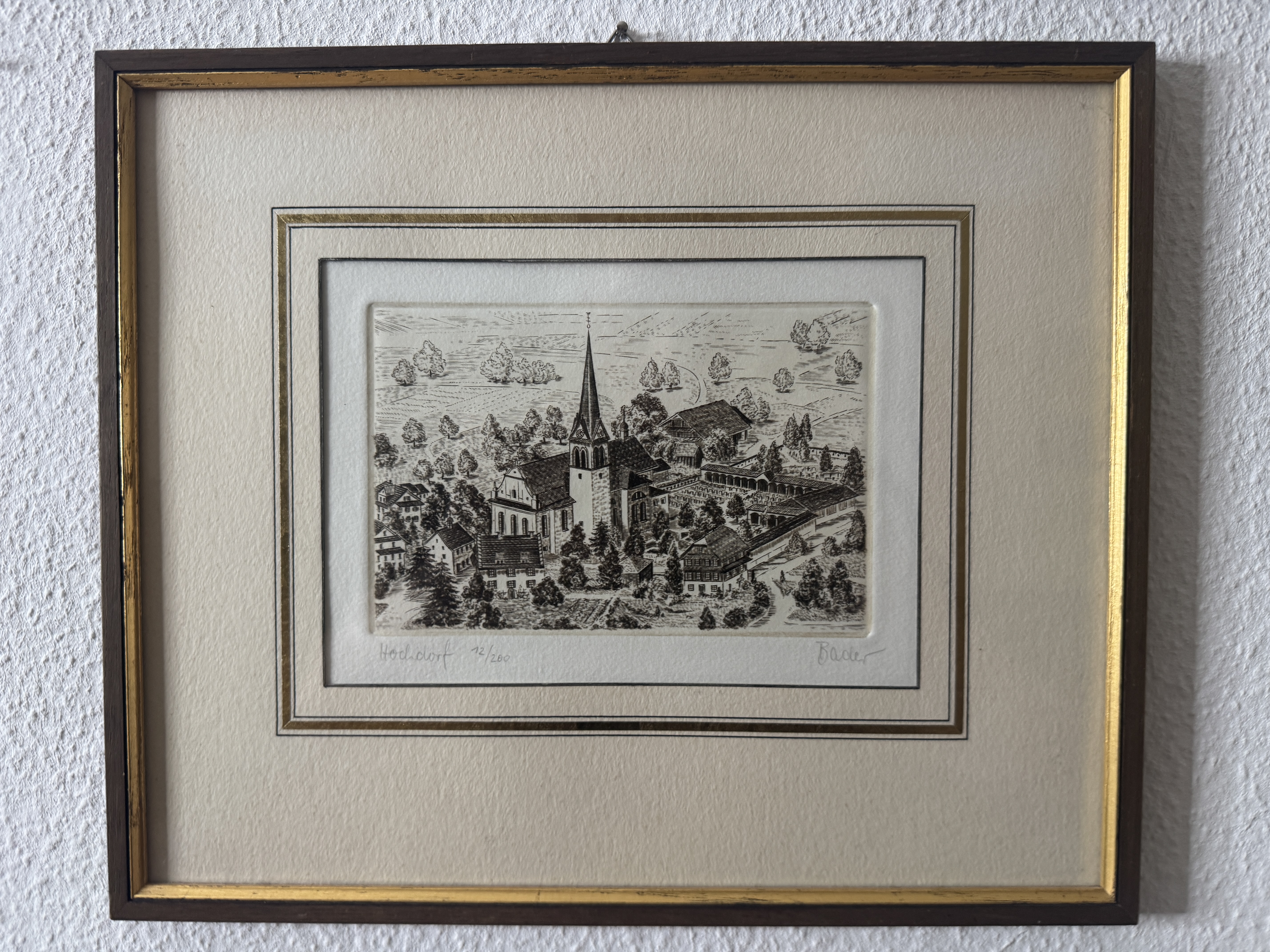 Hochdorf – Dorfansicht mit Pfarrkirche St. Martin, signierte Original-Radierung von Bader