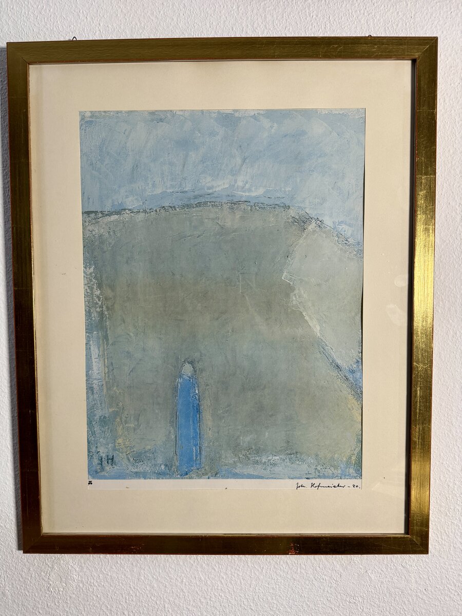 Blaue Figur in Landschaft – Abstrakte Komposition von John Hofmeister, 1980 — Vorderseite