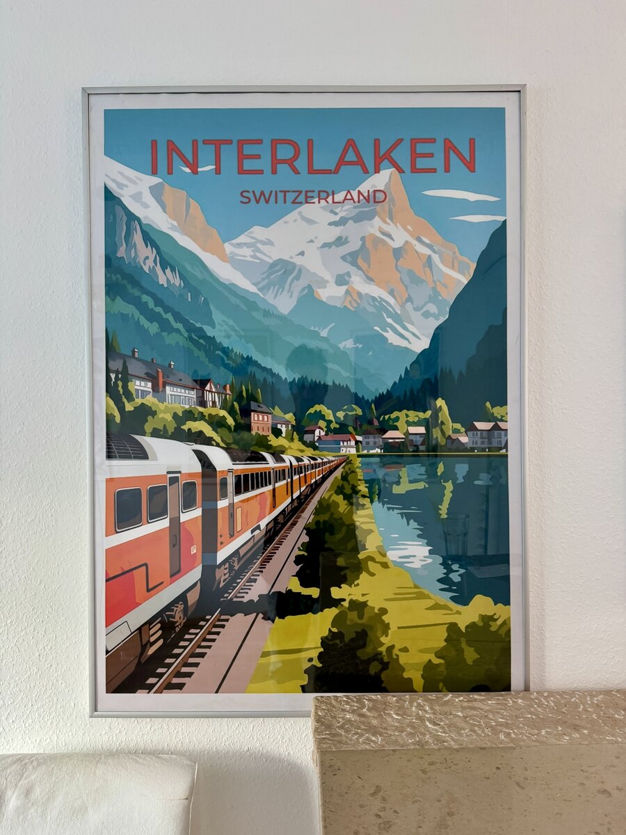 Moderner Reiseposter-Druck 'Interlaken Switzerland' Martin Peikert – Selbstausdruck im Aluminiumrahmen — Vorderseite
