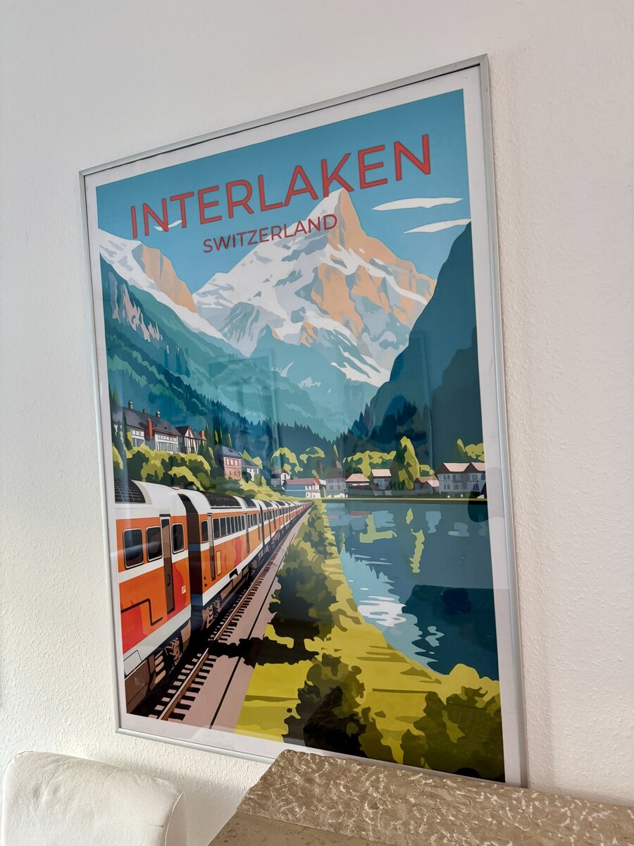 Moderner Reiseposter-Druck 'Interlaken Switzerland' Martin Peikert – Selbstausdruck im Aluminiumrahmen — Kontext
