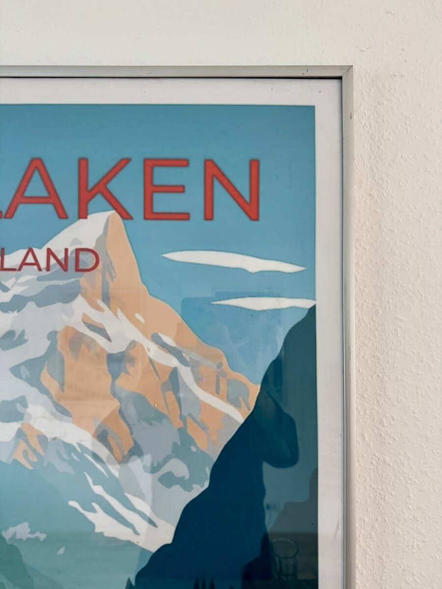 Moderner Reiseposter-Druck 'Interlaken Switzerland' Martin Peikert – Selbstausdruck im Aluminiumrahmen — Rahmen