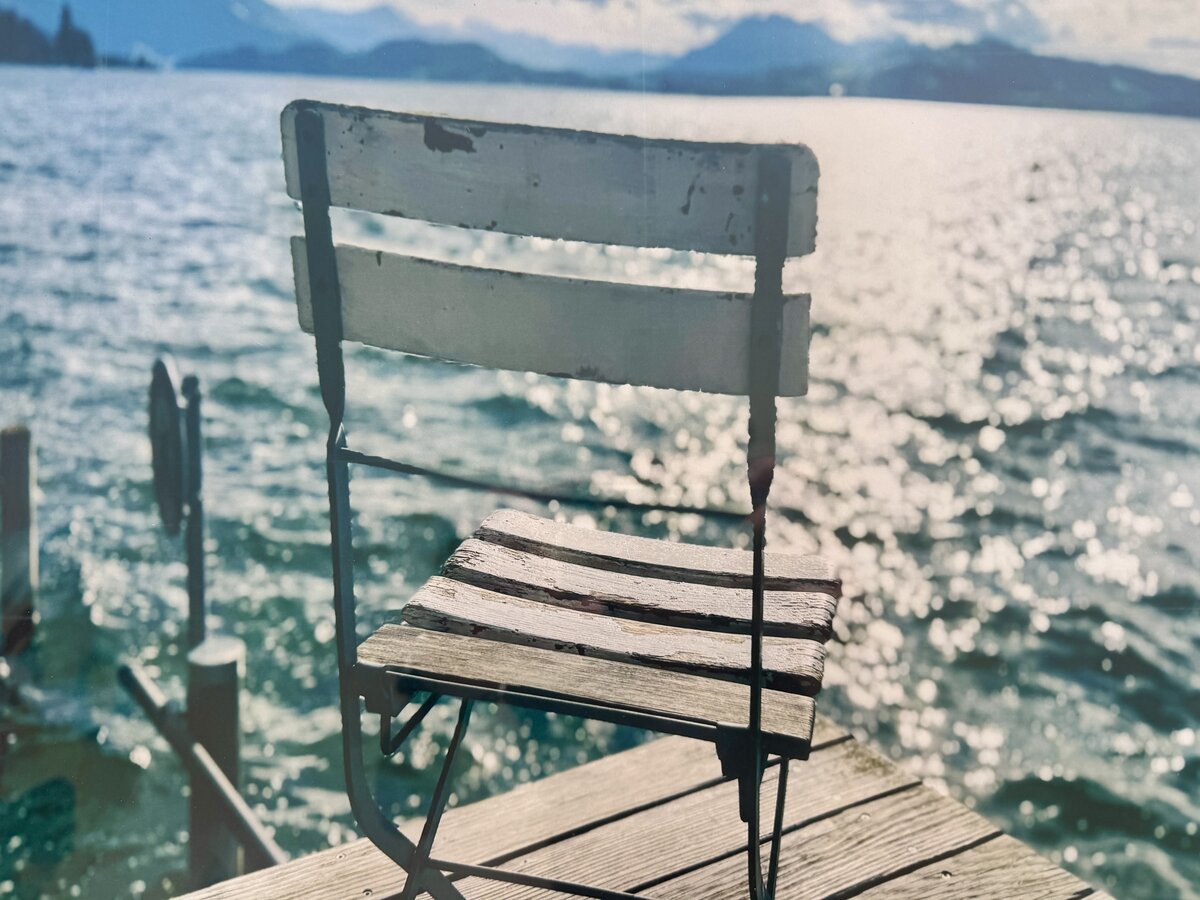 カラー写真「桟橋の椅子 – ツーク、ゼーリッケン湖水浴場」です — Vorderseite