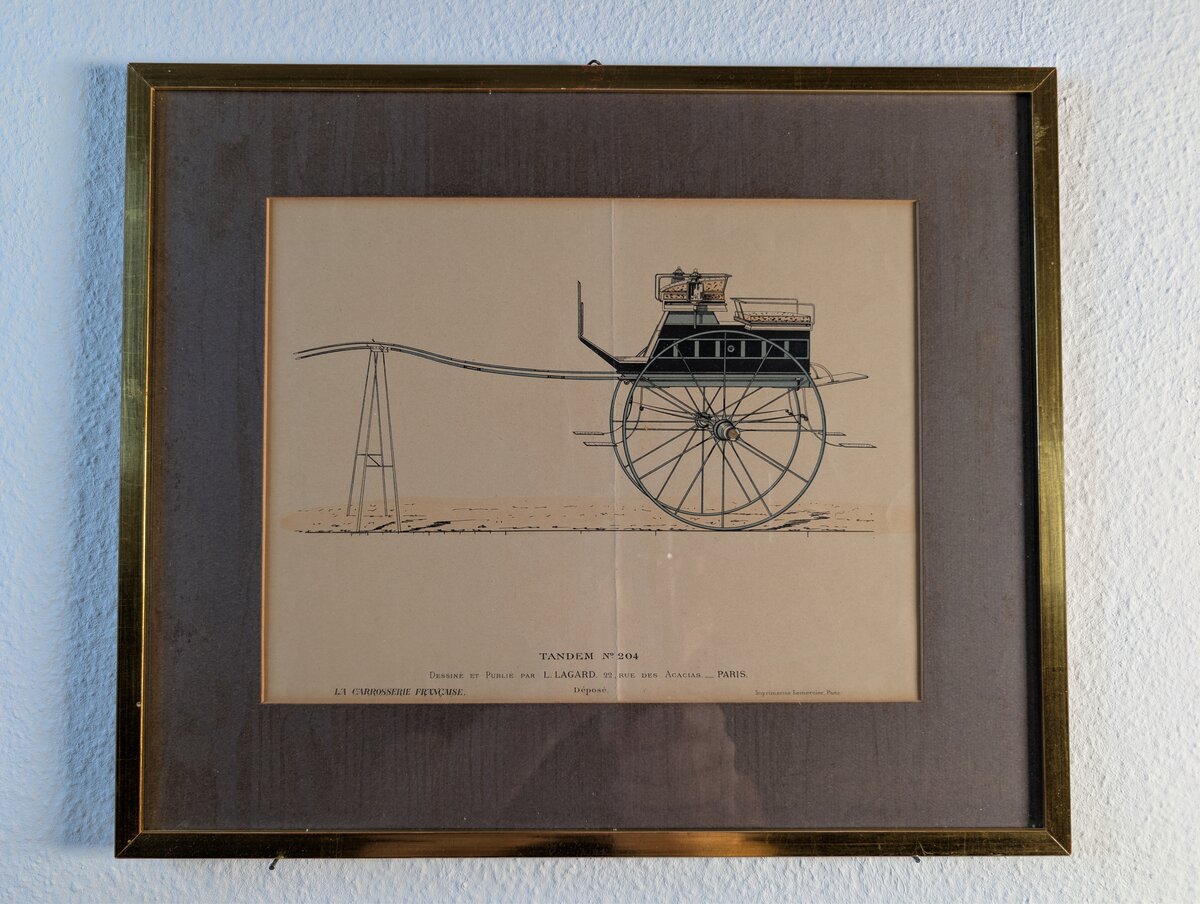 Tandem No. 204 — Kolorierte Lithografie einer eleganten französischen Kutsche aus «La Carrosserie Française»