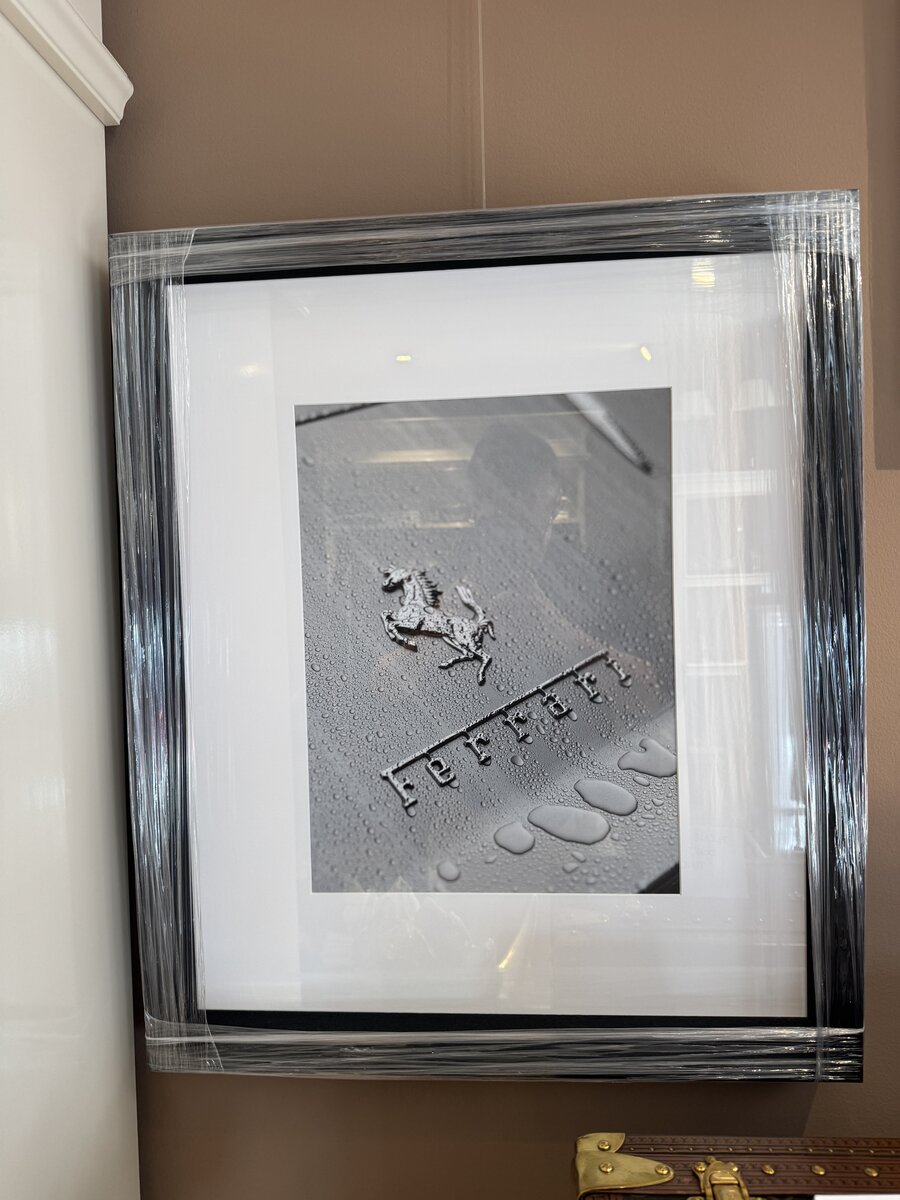 Ferrari Cavallino Rampante im Regen – Schwarz-Weiss-Fotografie, gerahmt mit Passepartout