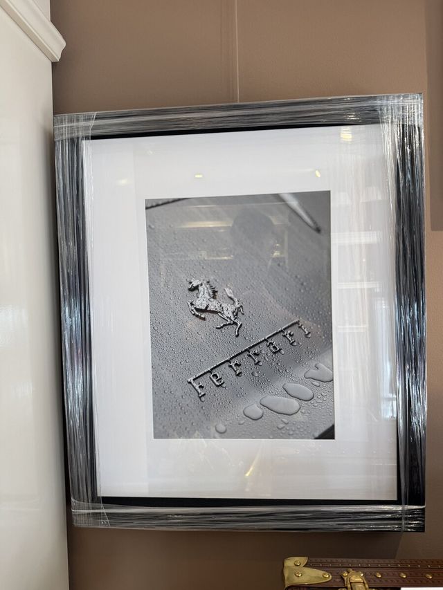 Ferrari-Emblem im Regen – Schwarz-Weiss-Fotografie gerahmt