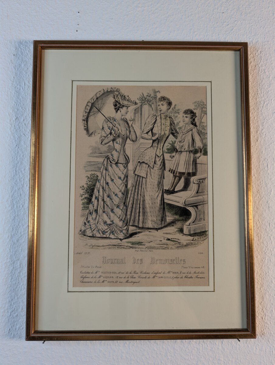 Pariser Modestich «Journal des Demoiselles», August 1891: Zwei Damen und ein Mädchen in Sommertoiletten, handkoloriert